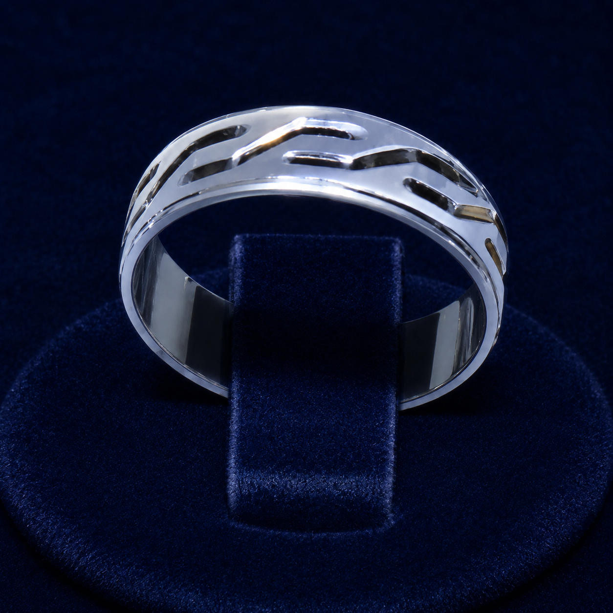 Bold Chain-Link Diamond-Cut Ring