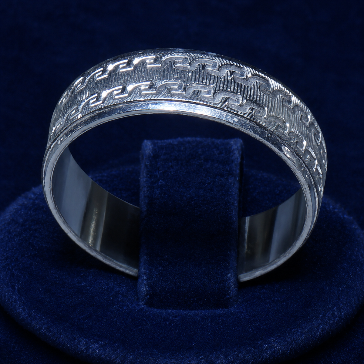 Exotic Link Diamond-Cut Band Ring